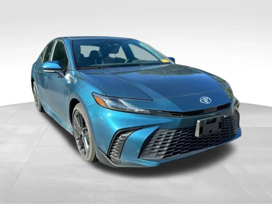 2025 Toyota Camry SE Hybrid photo 1
