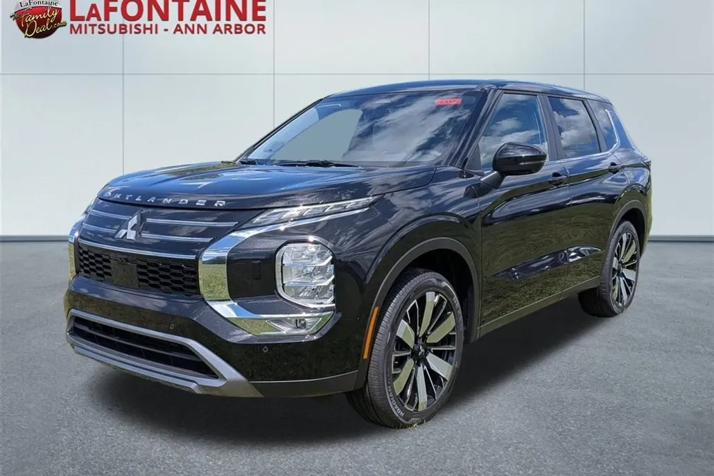 2025 Mitsubishi Outlander SE photo 1