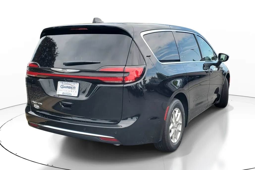 2026 Chrysler Pacifica photo 1