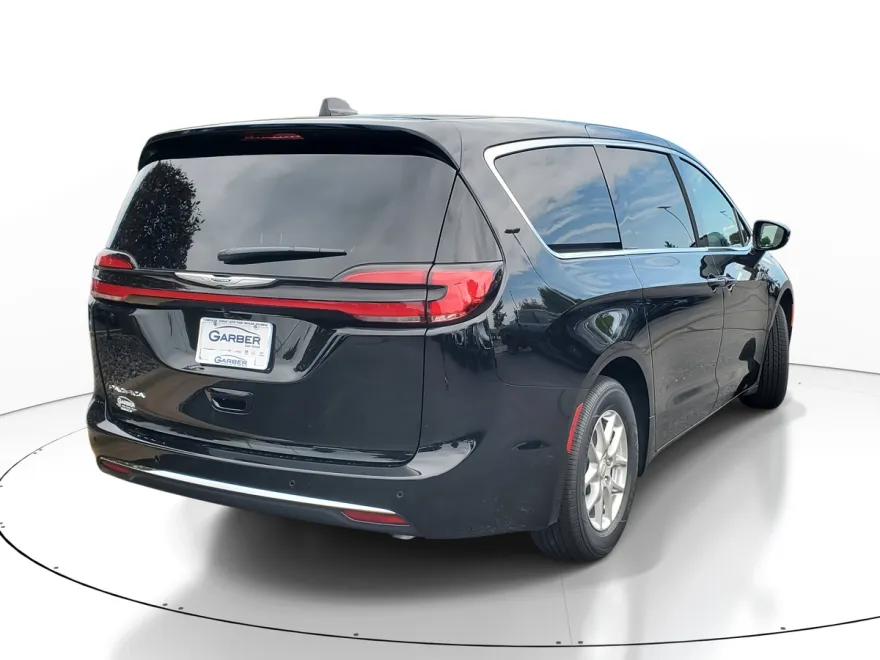 2026 Chrysler Pacifica photo 1