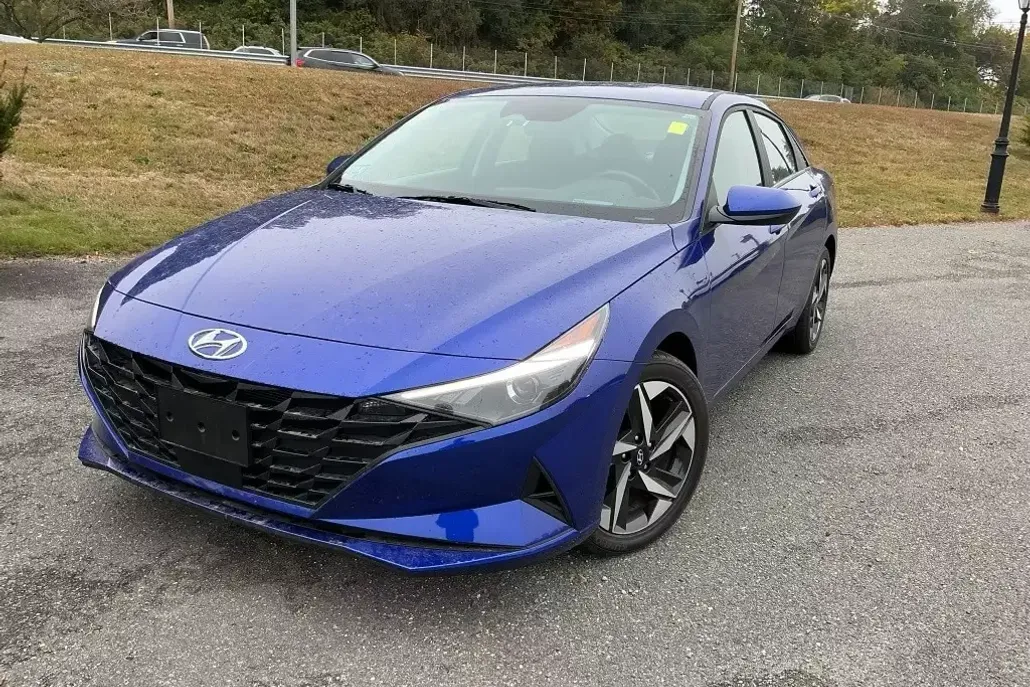 2023 Hyundai Elantra SEL photo 1