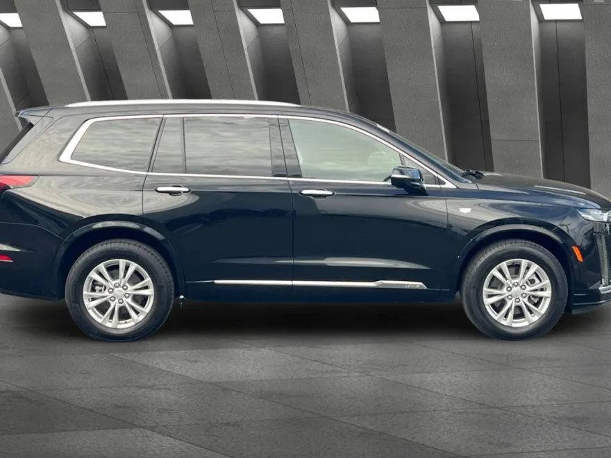 2025 Cadillac XT6 Luxury photo 1