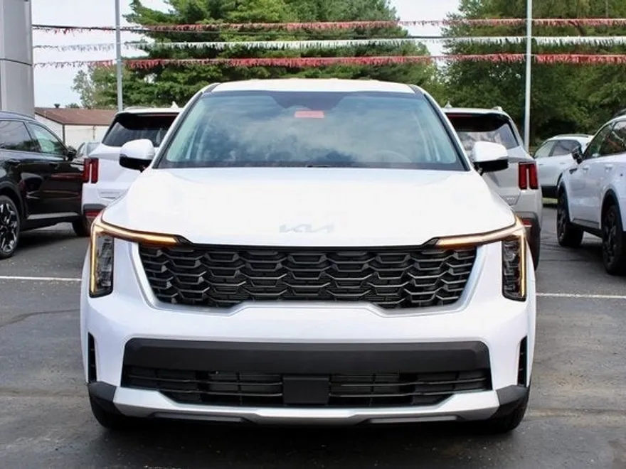 2025 Kia Sorento LX photo 3
