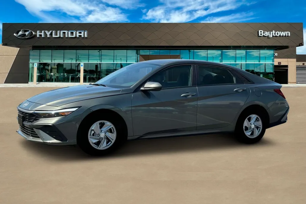 2025 Hyundai Elantra SE photo 1