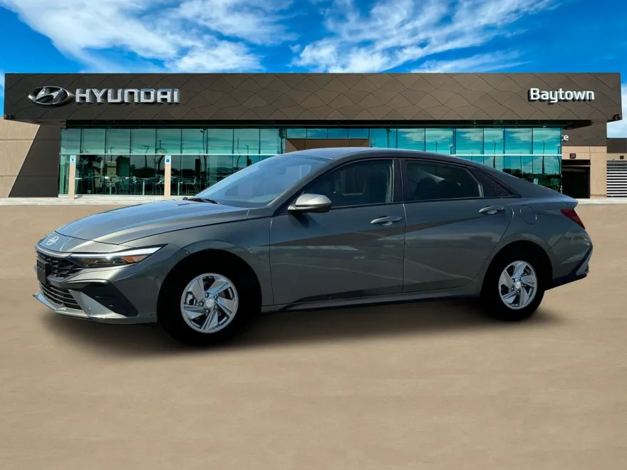 2025 Hyundai Elantra SE photo 1