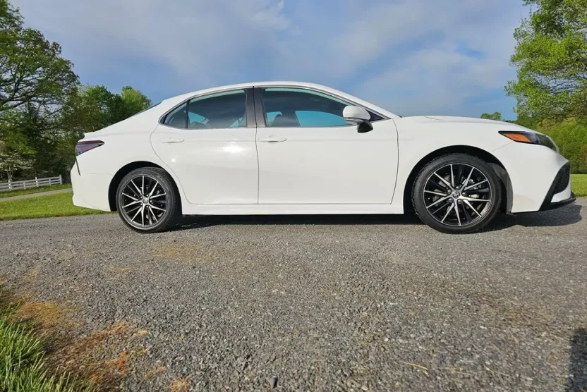 2022 Toyota Camry Hybrid SE photo 1