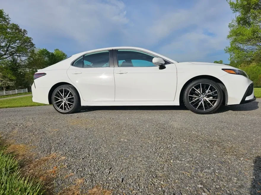 2022 Toyota Camry Hybrid SE photo 1