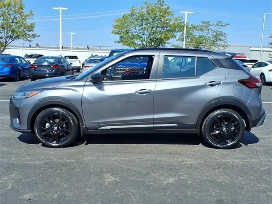 2024 Nissan Kicks SR photo 1