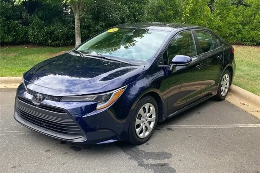 2024 Toyota Corolla LE photo 1