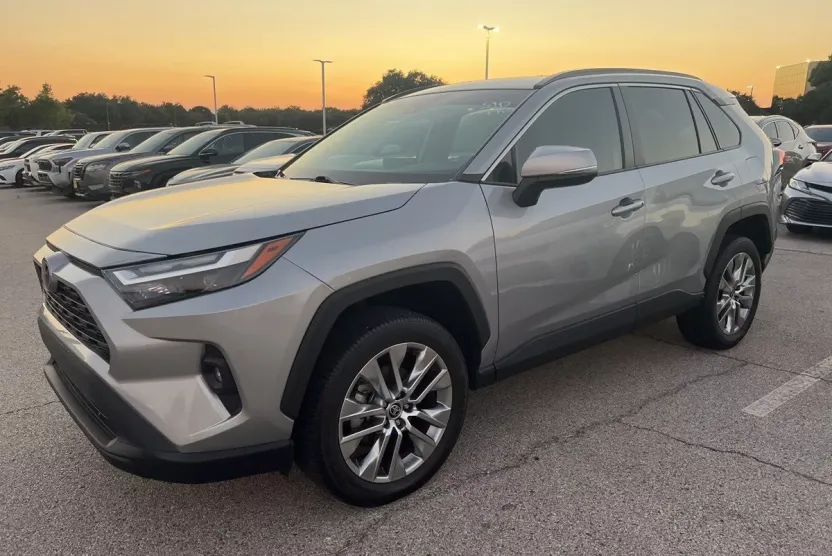 2022 Toyota RAV4 XLE Premium photo 1