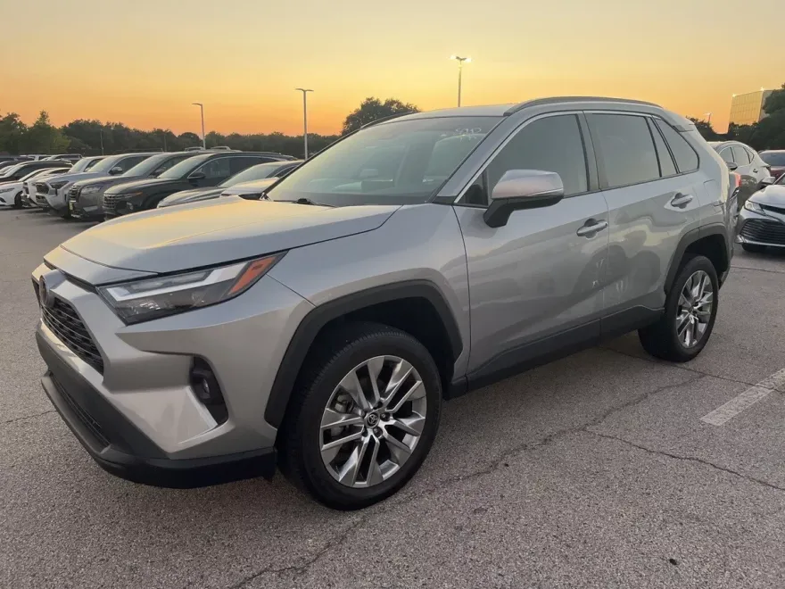 2022 Toyota RAV4 XLE Premium photo 1