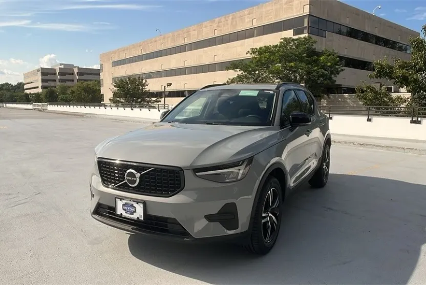 2026 Volvo XC40 Core photo 1