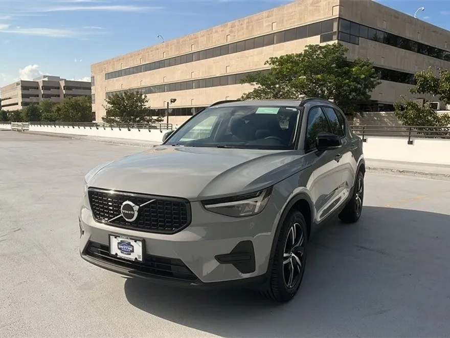 2026 Volvo XC40 Core photo 1