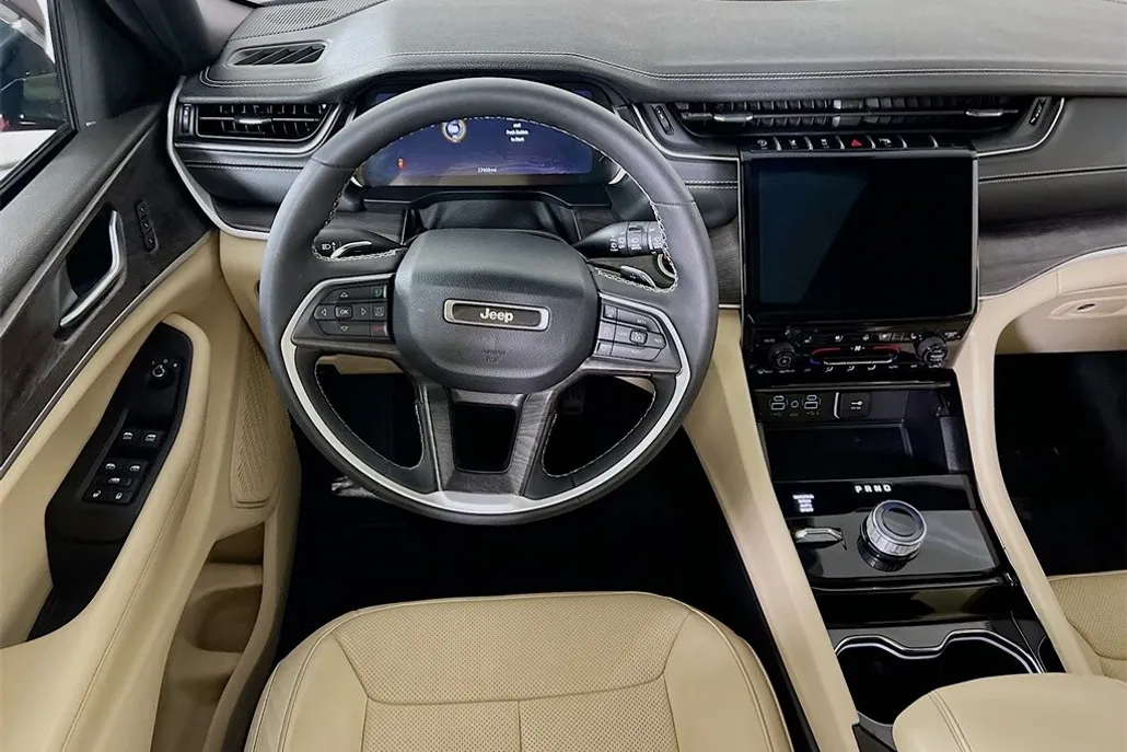 2023 Jeep Grand Cherokee Limited photo 1