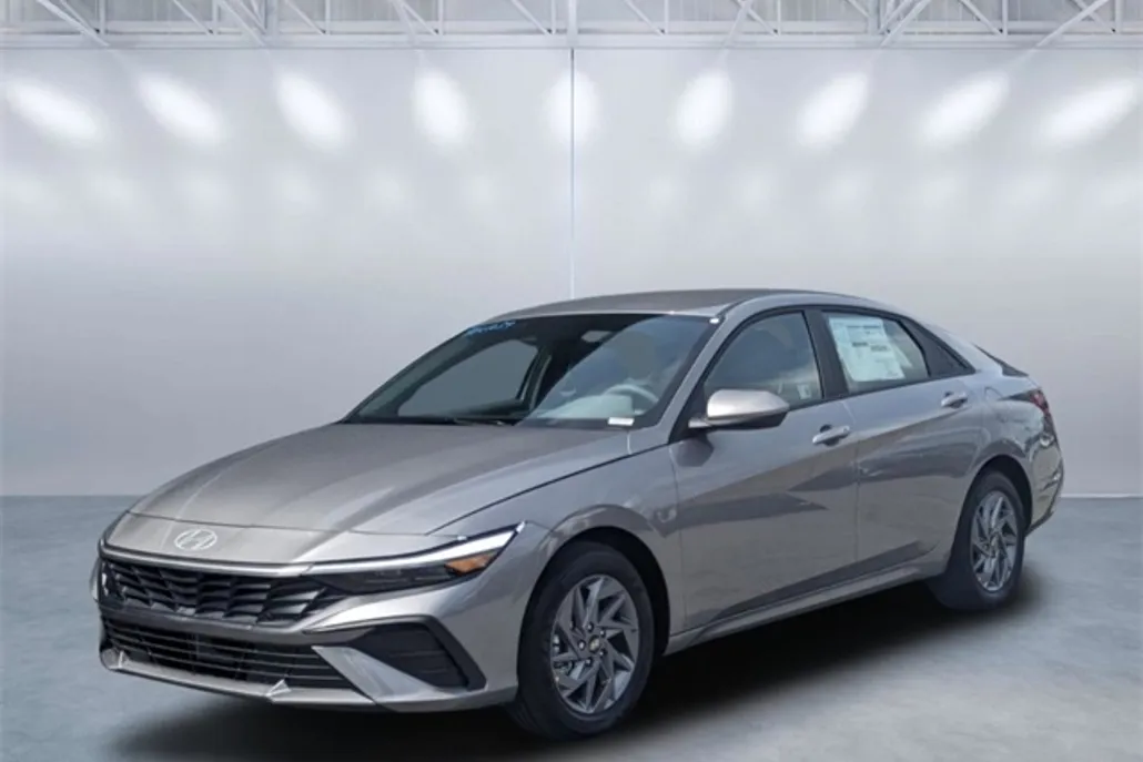 2024 Hyundai Elantra SEL Convenience photo 1