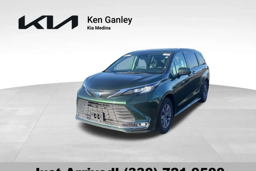2023 Toyota Sienna XLE photo 1