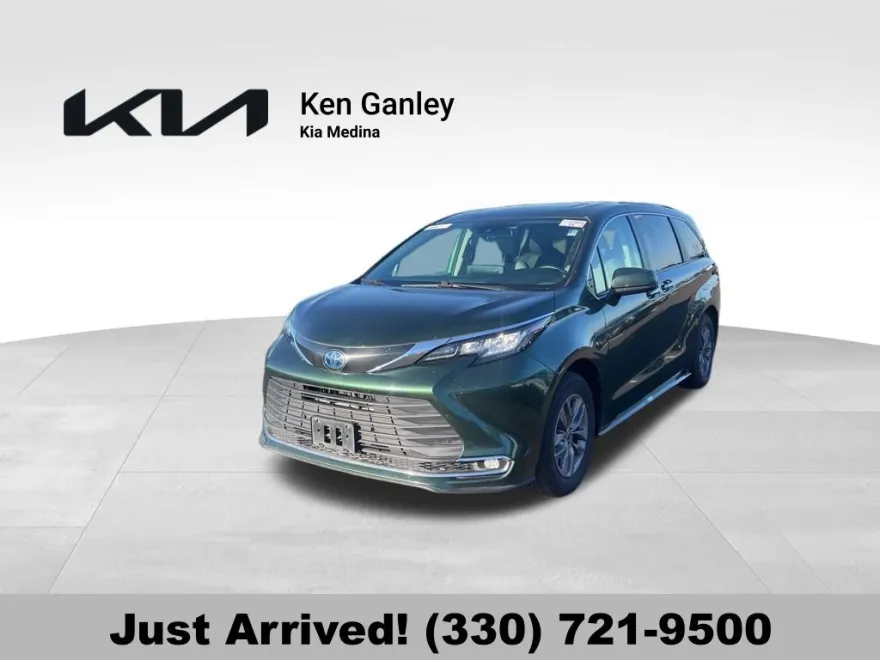 2023 Toyota Sienna XLE photo 1