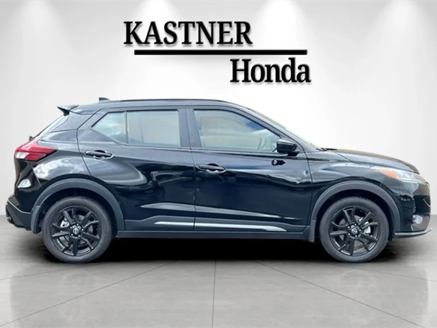2024 Nissan Kicks SR photo 1