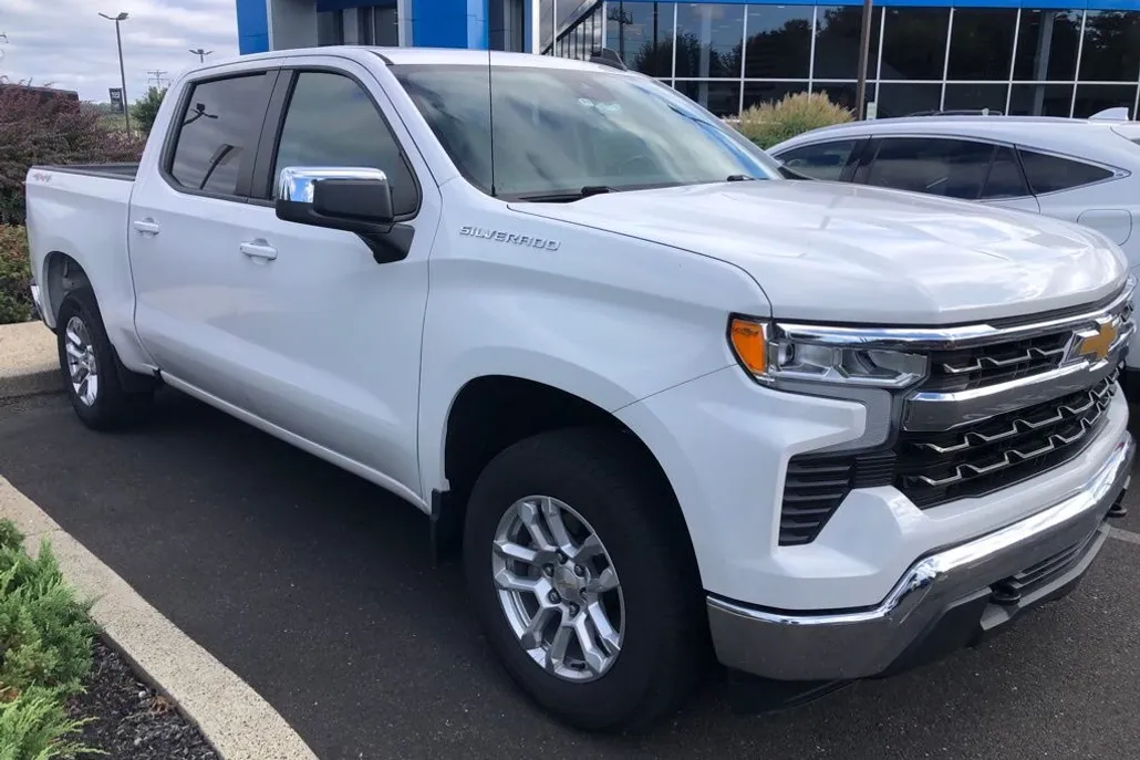 2022 Chevrolet Silverado 1500 LT photo 1