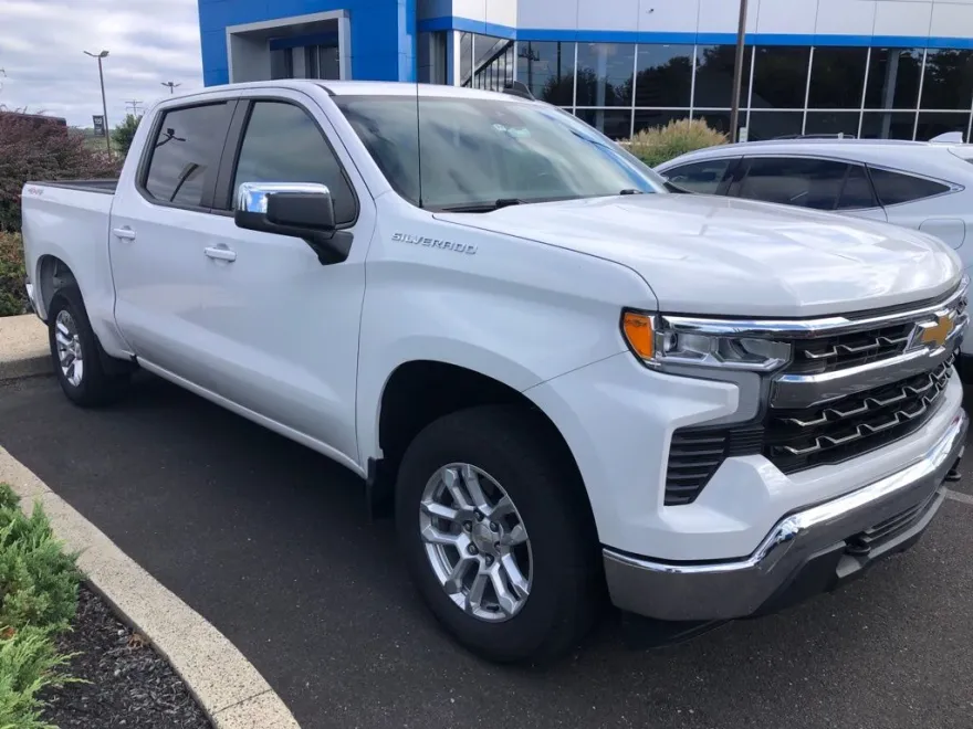 2022 Chevrolet Silverado 1500 LT photo 1