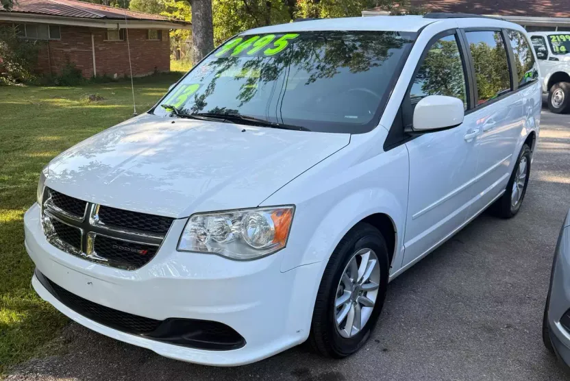 2013 Dodge Grand Caravan SXT photo 1