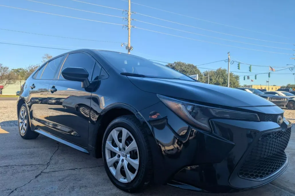 2022 Toyota Corolla LE photo 1