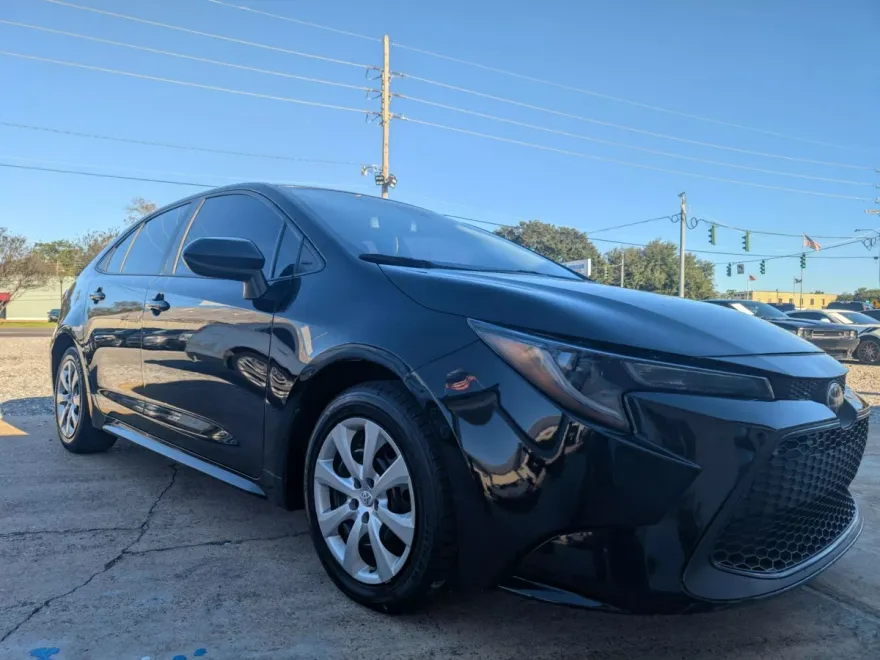 2022 Toyota Corolla LE photo 1