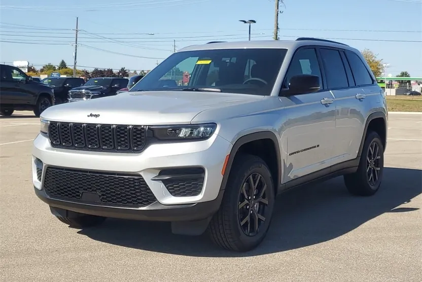2025 Jeep Grand Cherokee Laredo Altitude photo 1