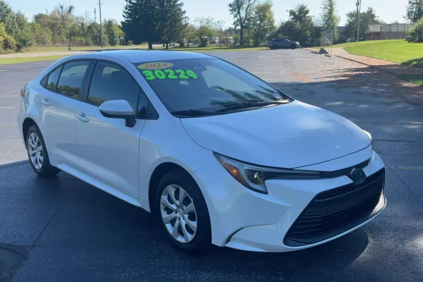 2024 Toyota Corolla Hybrid LE photo 1