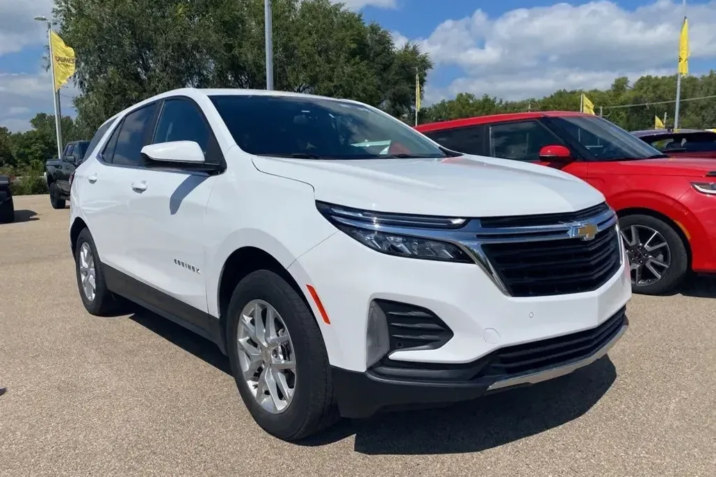 2024 Chevrolet Equinox LT photo 1
