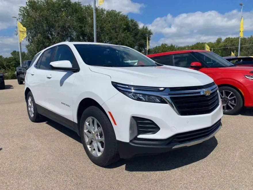 2024 Chevrolet Equinox LT photo 1