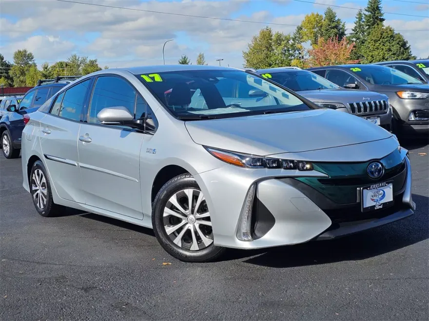 2017 Toyota Prius Prime Premium photo 1