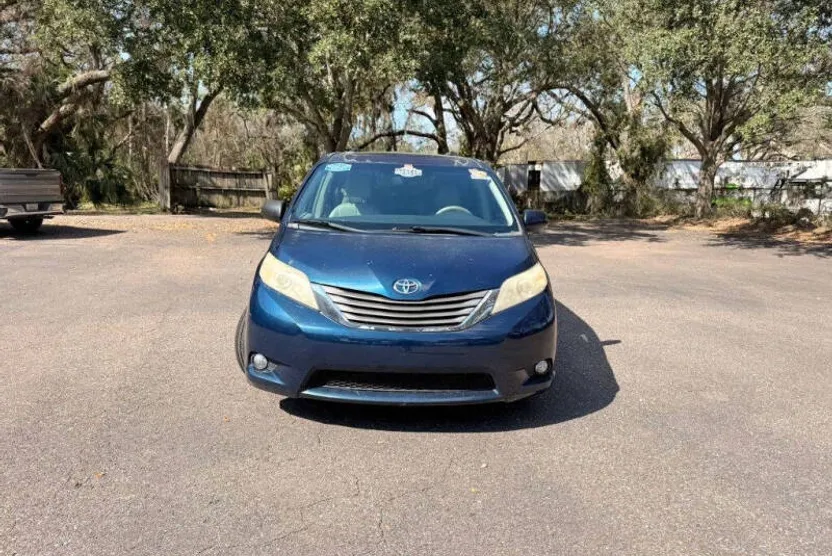 2011 Toyota Sienna XLE photo 1