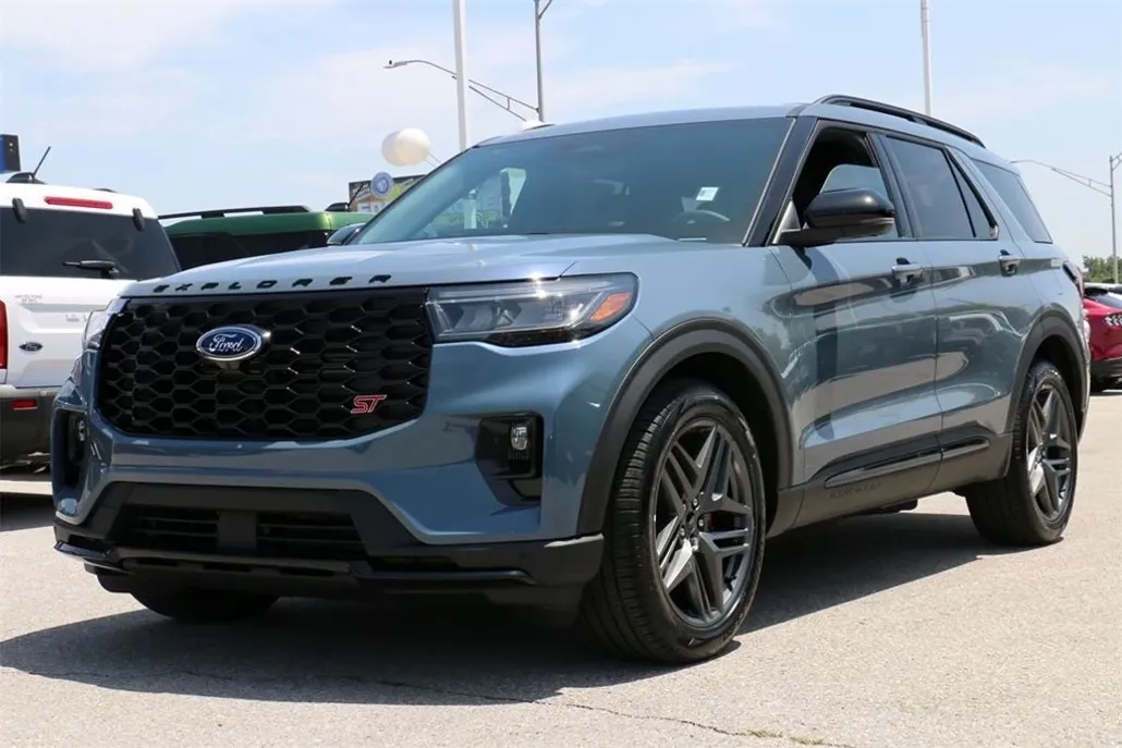 2025 Ford Explorer ST photo 1