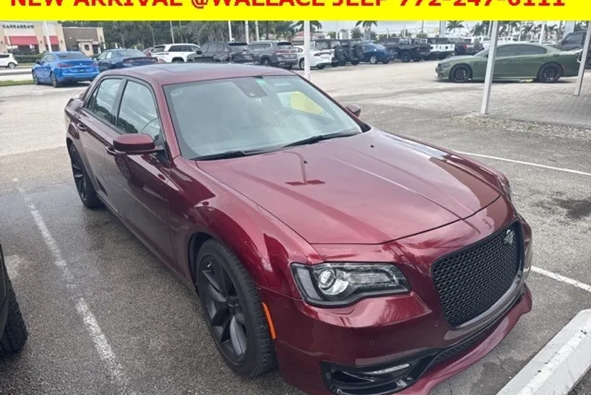 2023 Chrysler 300 C photo 1