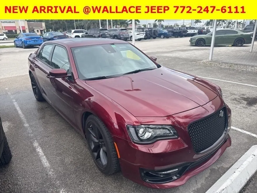 2023 Chrysler 300 C photo 1