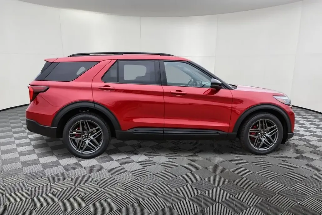 2025 Ford Explorer ST photo 1