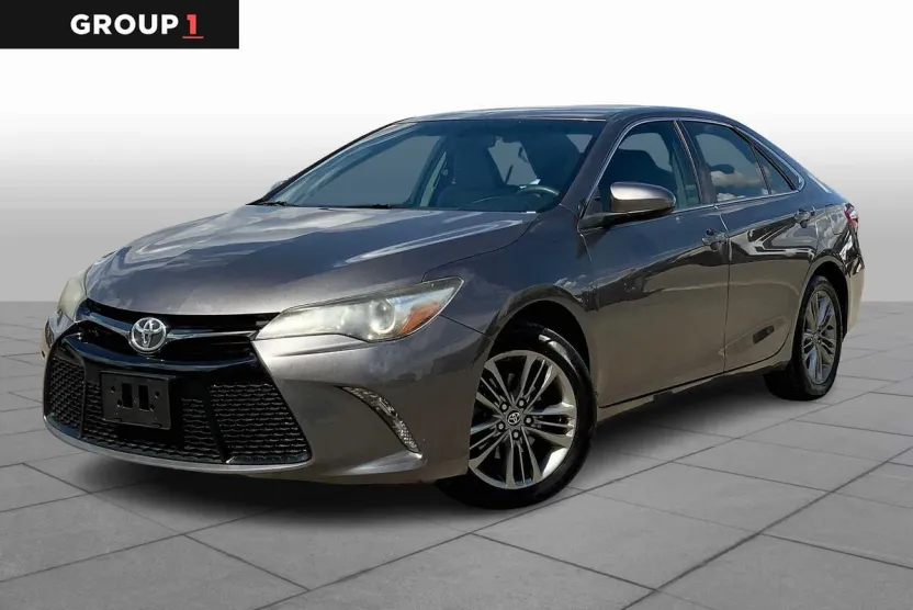 2017 Toyota Camry SE photo 1