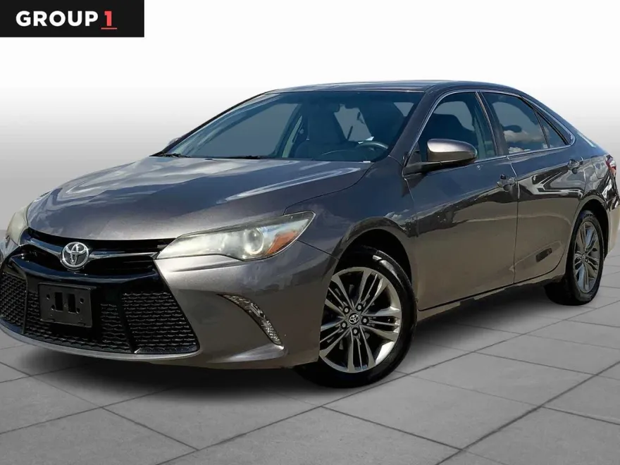 2017 Toyota Camry SE photo 1