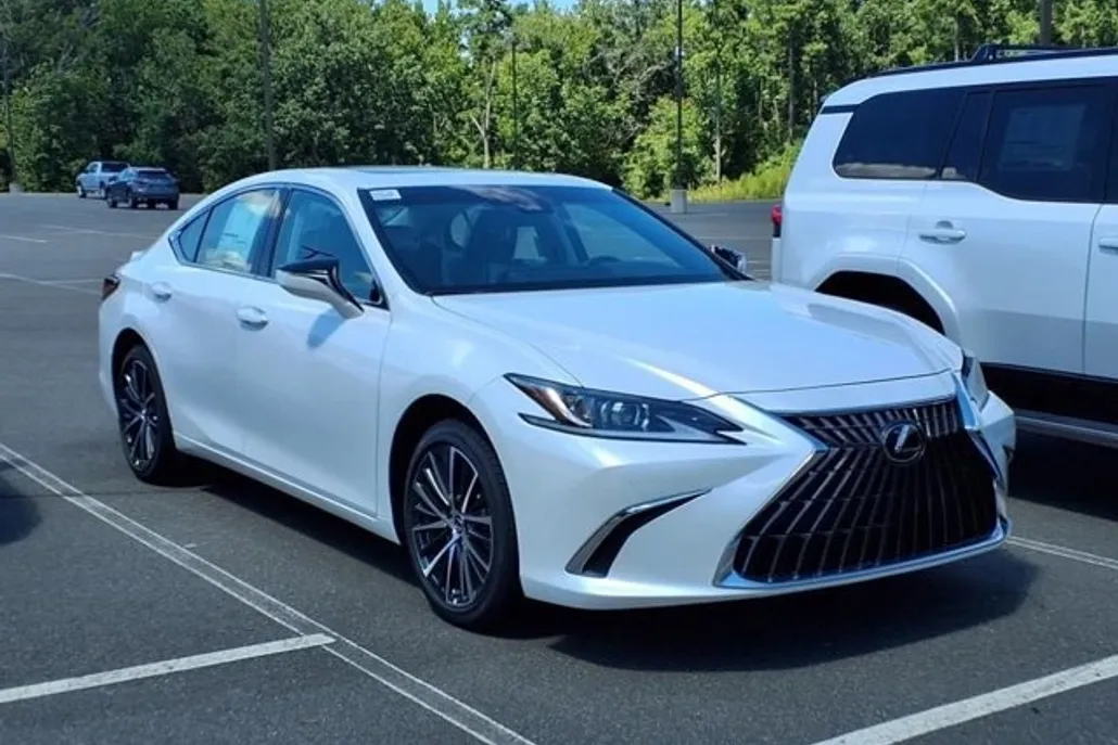 2025 Lexus ES 300h photo 1
