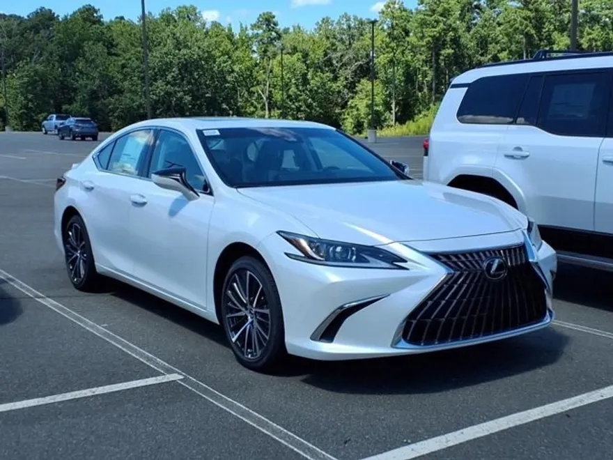 2025 Lexus ES 300h photo 1