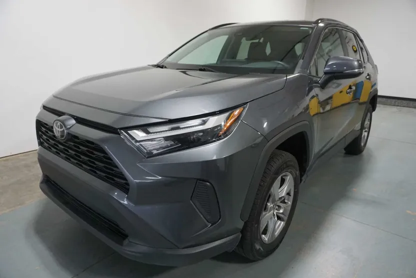 2023 Toyota RAV4 XLE photo 1
