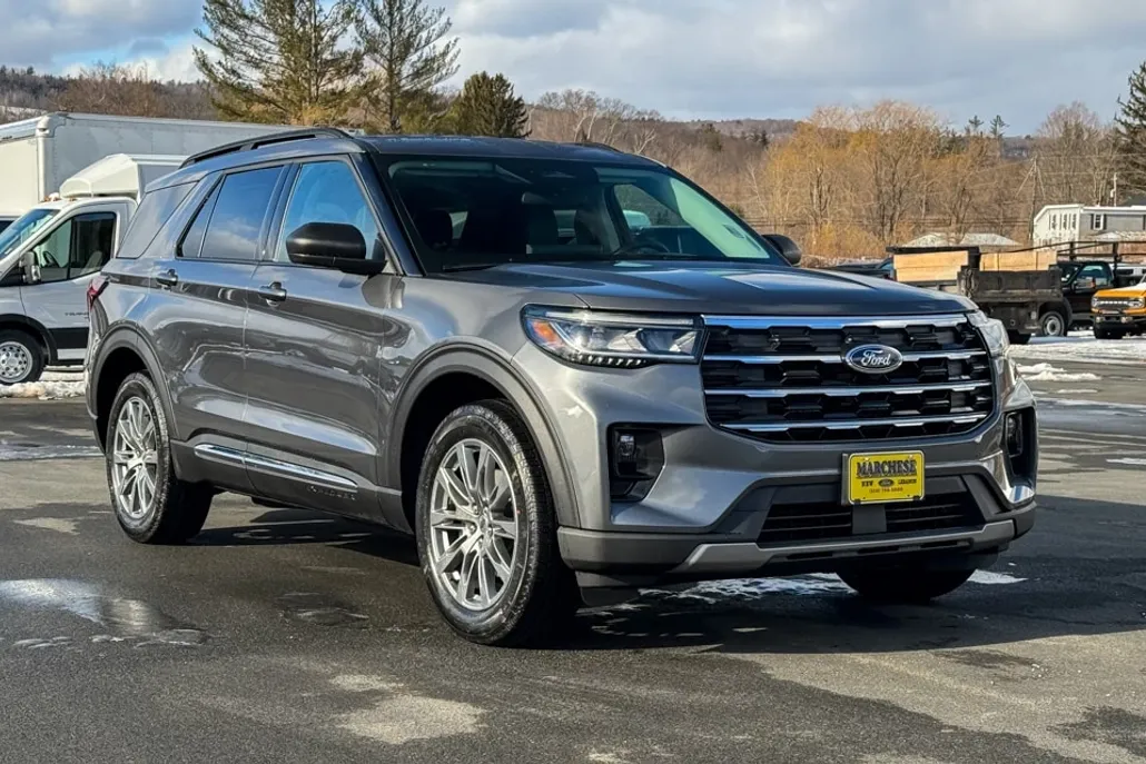 2025 Ford Explorer photo 1