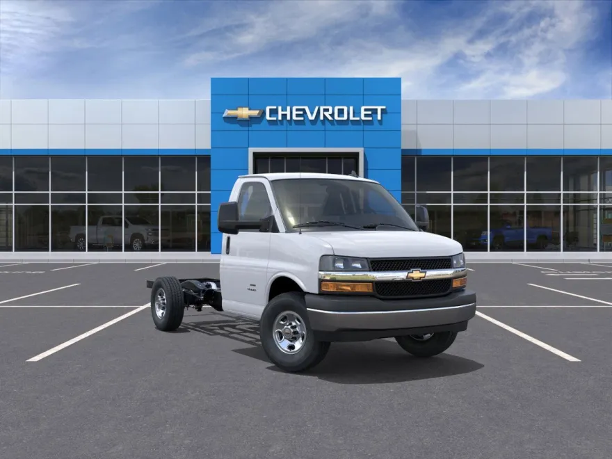 2025 Chevrolet Express Cutaway 3500 photo 1