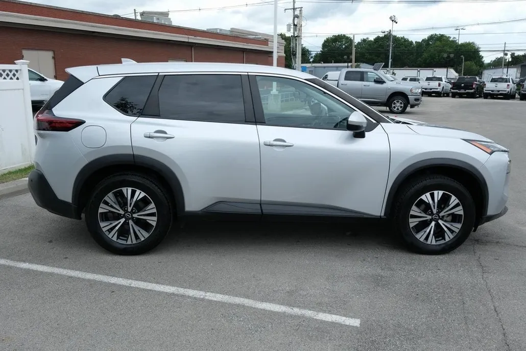 2022 Nissan Rogue SV photo 1