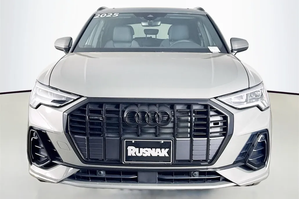 2025 Audi Q3 S line Premium photo 1
