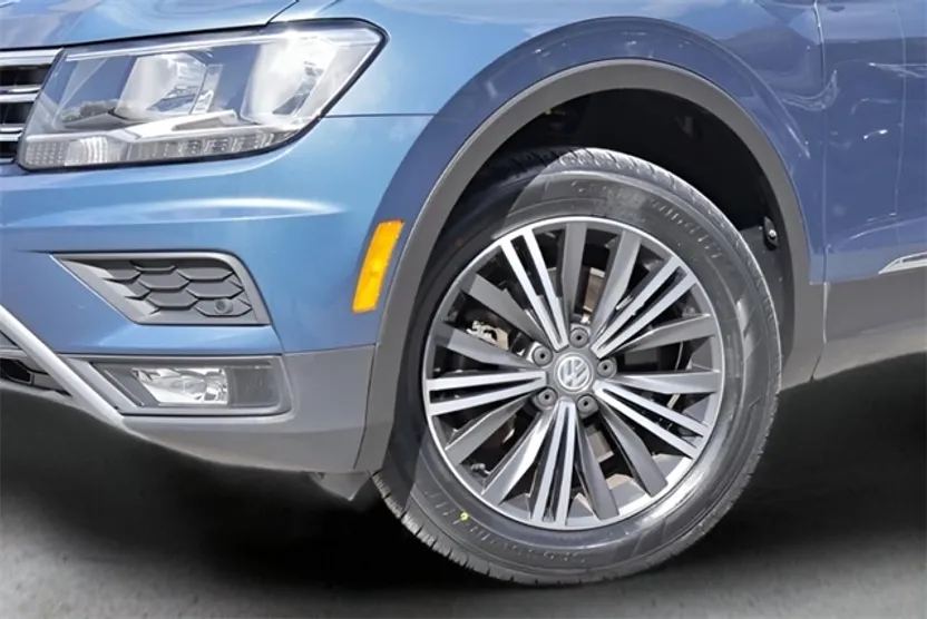 2019 Volkswagen Tiguan SEL R-Line photo 1