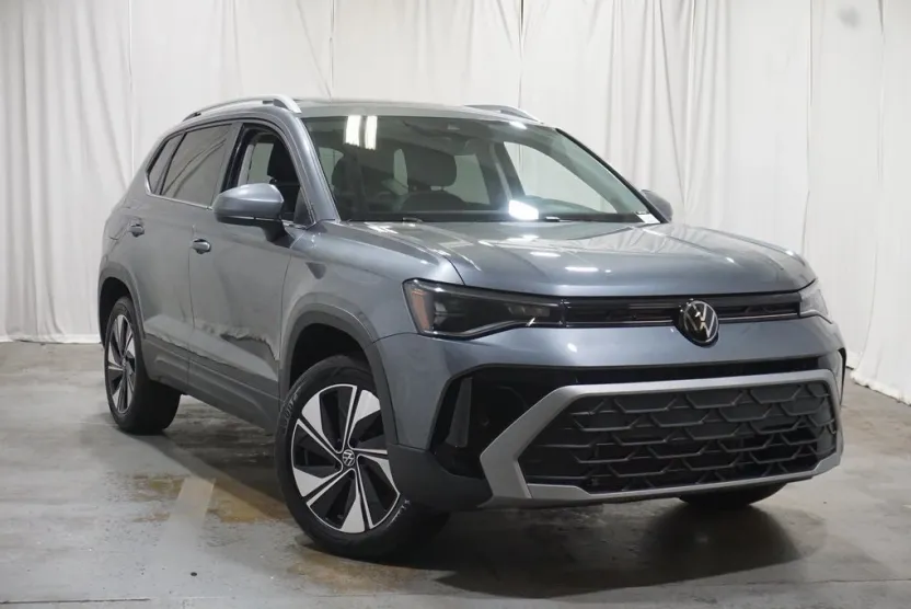 2025 Volkswagen Taos SE photo 1
