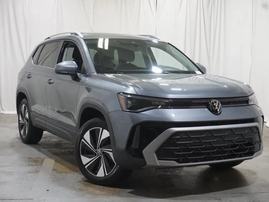 2025 Volkswagen Taos SE photo 1