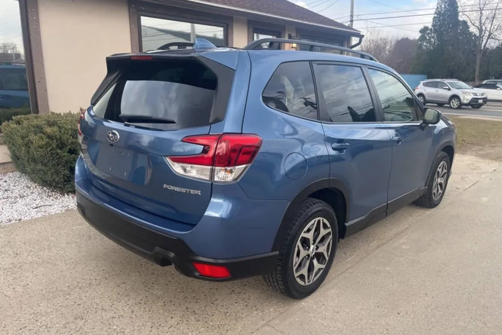 2023 Subaru Forester Premium photo 1